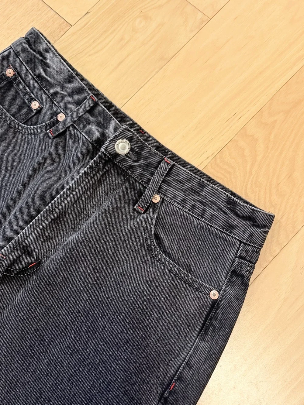LIKE NEW Elwood Men’s Baggy Denim Pants in Washed Black